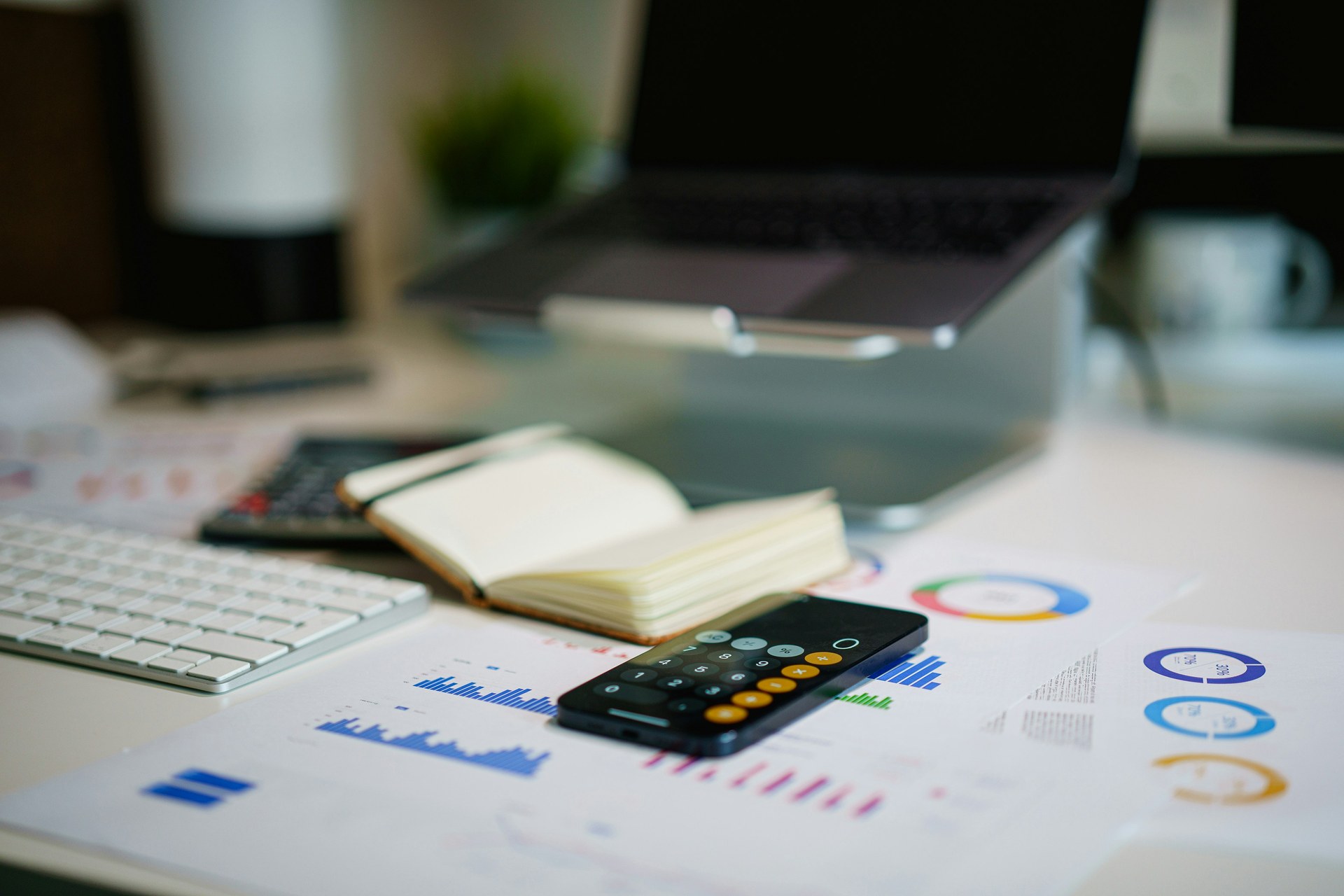 Escritorio de trabajo con laptop, calculadora y documentos fiscales