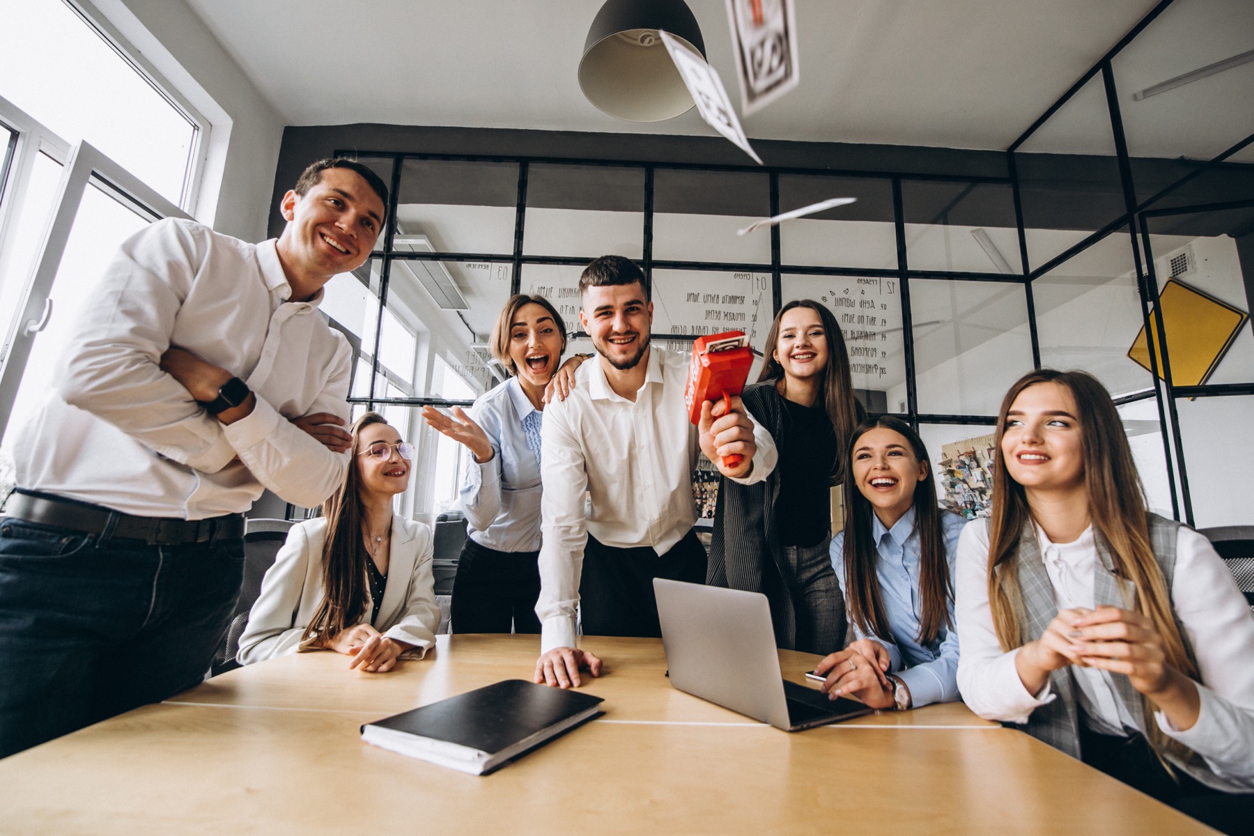 Equipo de trabajo celebrando en oficina para representar el reparto de utilidades PTU 2026