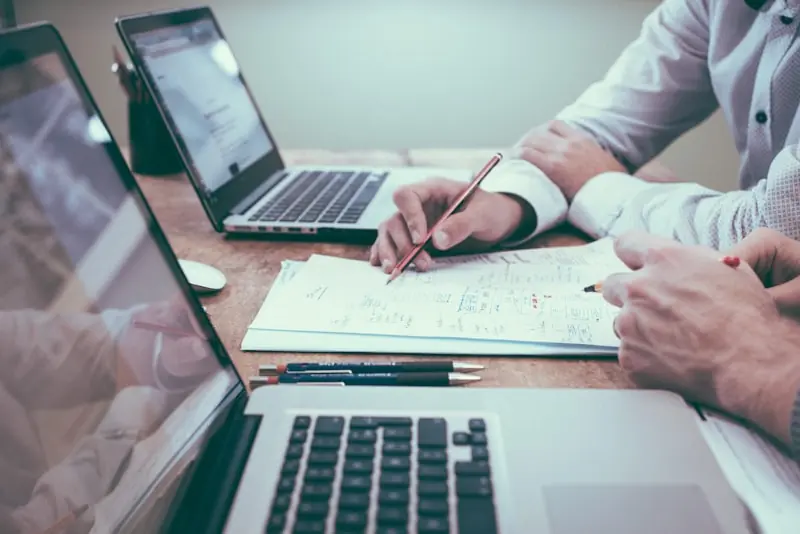 Mesa de trabajo con computadora y documentos