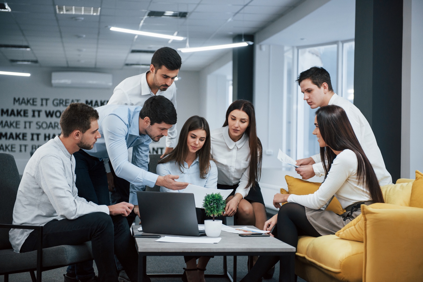 Equipo revisando documentos para representar el hub de guías fiscales AI Conta